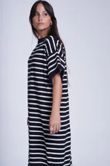 Vestido blanco con rayas horizontales negras, corte recto y mangas cortas.