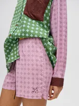 Short boxy de viscosa con estampado geométrico en tonos verde y beige, de tiro medio con pretina elástica y cordón de ajuste marrón oscuro.