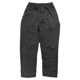 Pantalón de jogging negro con efecto lavado, corte holgado y cierres laterales verticales que permiten ajustar la silueta de wide a straight fit. Cuenta con cintura elástica con cordón ajustable.