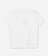 Remera blanca de algodón con estampa de una figura femenina con un blazer a rayas y un bolso de mimbre.