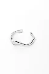 Set de dos anillos plateados con diseño orgánico y acabado brillante, incluye un anillo con detalle frontal texturizado y otro fino de diseño ondulado.