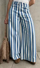 Jean estilo wide leg con diseño rayado en color celeste y blanco, de tiro alto y corte ancho en las piernas.