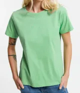 Remera básica de cuello redondo y manga corta, confeccionada en algodón peruano de alta calidad. Presenta un diseño liso y versátil, ideal para uso diario.