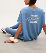 Remera deportiva de corte oversized, confeccionada en algodón color azul, con cuello redondo, manga corta y estampado lettering en el pecho.