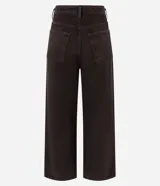 Pantalón de sarga color marrón oscuro, de tiro alto, corte recto y largo cropped. Cuenta con presillas para cinturón, bolsillos delanteros y cierre frontal con botón metálico.