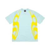 Camiseta de fútbol de manga corta en color celeste con detalles gráficos en amarillo vibrante a los costados. Presenta el logo de Umbro y la marca Supreme bordados en el pecho.