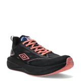 Championes de running Umbro modelo Speed, color negro con detalles en coral. Presentan capellada de malla transpirable, cordones en tono coral y suela con amortiguación.
