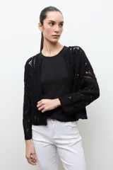 Chaqueta tejida a crochet en color beige claro, de diseño abierto y manga larga con patrones geométricos calados.