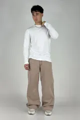 Pantalón jean color beige, corte holgado y estilo cargo.