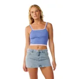 Musculosa Rip Curl de doble capa, color azul con detalles en rosado, confeccionada en tejido acanalado con diseño de tirantes finos y bordado floral en el pecho.