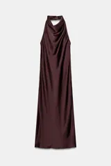 Vestido midi de tejido satinado en color marrón oscuro, con cuello halter de escote fluido, hombros descubiertos y cierre posterior con botones.