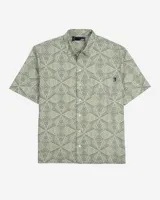 Camisa de manga corta color verde con estampado geométrico, cierre frontal con botones y un bolsillo en el pecho.