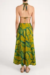 Falda larga fluida con estampado abstracto en tonos mostaza y verde.