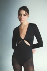 Body de manga larga color negro con diseño cut-out en la cintura y escote en V.