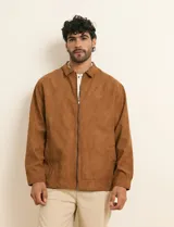 Campera de napa ecológica color marrón, con cierre frontal metálico, bolsillos laterales y cuello camisero.