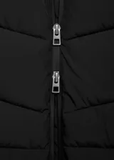 Campera acolchada tipo puffer color negro, con capucha, cuello alto y cierre frontal de cremallera doble. Presenta diseño recto, mangas largas con puños elásticos y bolsillos laterales con cierre.