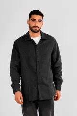 Sobrecamisa de paño gris con cuello camisero, cierre frontal con botones y bolsillo frontal tipo parche en el pecho.