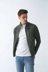 Campera negra tejida bondeada para hombre, con fit regular, logo estampado, cremallera entera y bolsillos con cierre.