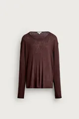Camiseta relaxed fit de manga larga y cuello redondo amplio, confeccionada en tejido ligero color marrón con mezcla de lyocell y lana.