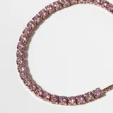 Pulsera ajustable de acero con baño en oro rosa de 18k, cubierta de cristales cúbicos de zirconia rosas.