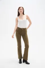Pantalon jean de corte recto y tiro alto, color negro, con bolsillos laterales y traseros.