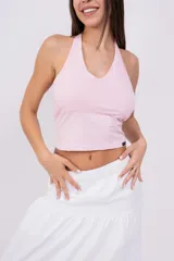 Top corto con estampado animal print de leopardo, escote halter y espalda descubierta.