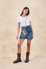 Minifalda de jean azul con lavado medio, corte recto y tiro alto.