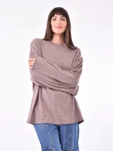 Buzo de punto color marrón claro, de corte holgado y mangas largas.