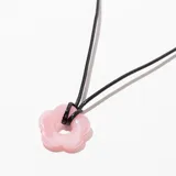 Collar con dije en forma de flor color rosa y cordón negro.