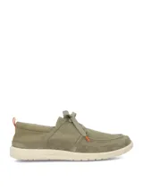 Zapatos slip-on color verde militar, confeccionados en lona y gamuza, con cordones elásticos y suela blanca.