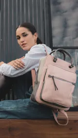 Mochila de diseño combinado en tres tonos, confeccionada en símil cuero. Cuenta con doble bolsillo frontal con cierre, asa de mano superior y correas regulables. El interior posee gran capacidad, con dos bolsillos con cierre y un compartimento abierto para celular.