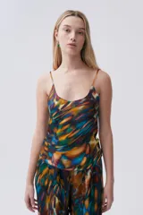 Top con estampado abstracto en tonos azul, naranja, verde y marrón, con escote en V y breteles finos.