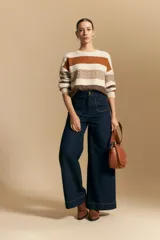 Sweater de tejido de punto con diseño de rayas horizontales en tonos azul y blanco. Presenta cuello redondo, puños y ruedo acanalados, con un sutil patrón de relieve en el tejido.