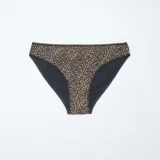 Pack de cinco braguitas tipo bikini, con bordes de encaje. Incluye dos lisas en tonos marrones/topo, una negra lisa, una negra con estampado animal print dorado y una marrón topo con estampado animal print oscuro.