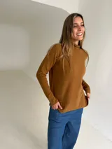 Polera de tejido de punto color camel, con cuello alto, manga larga y puños y ruedo acanalados.