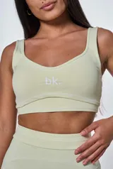 Conjunto deportivo compuesto por un top de escote redondo con logo estampado y un short de tiro alto con diseño ajustado.