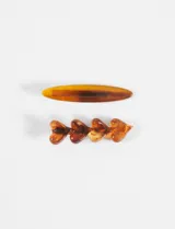 Set de dos broches para el pelo color marrón carey, uno tipo hebilla alargada y otro con cuatro corazones unidos.