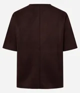 Remera de corte regular confeccionada en gamuza sintética color negro, con mangas cortas y cuello redondo decorado con una aplicación de pedrería brillante.