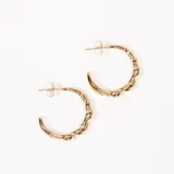 Par de aros tipo argolla dorados con diseño trenzado.