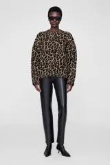 Buzo tejido de punto grueso con estampado animal print de leopardo, cuello redondo y mangas largas.