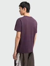 Remera de jersey de algodón color bordó, con cuello redondo, mangas cortas y parche con el logo de la marca en el pecho.