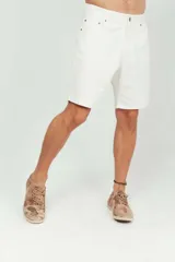 Bermuda de jean color blanco, de corte clásico con bolsillos laterales y traseros, cierre frontal con botón y bragueta.
