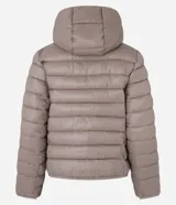 Campera puffer deportiva de mujer, confeccionada en tejido tecnológico ligero con relleno acolchado. Presenta capucha integrada, cierre frontal con cremallera y diseño de manga larga. La prenda destaca por su versatilidad, siendo capaz de transformarse en una pequeña cartera.