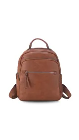 Mochila urbana color beige de símil cuero, con dos bolsillos frontales, bolsillo principal de gran capacidad con dos bolsillos internos con cierre y uno abierto, bolsillos laterales abiertos, asa de mano y correas regulables en galón.