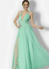 Vestido largo de tul color verde agua, con escote en V profundo, breteles finos y falda amplia con tajo lateral.
