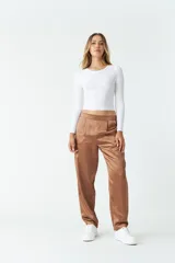 Pantalón de vestir color marrón satinado, de tiro medio, corte recto y con bolsillos laterales.