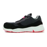 Championes de seguridad Diadora modelo Pro L Athena, color gris oscuro con detalles en magenta y suela blanca con base roja. Presenta un diseño técnico con malla y refuerzos, ideal para entornos de trabajo.