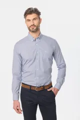 Camisa de vestir celeste con finas rayas verticales blancas, de corte clásico, con cuello abotonado y bolsillo en el pecho.