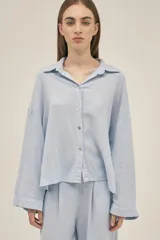 Camisa celeste de lino y viscosa, de manga larga y corte holgado.