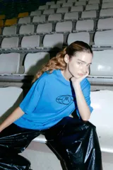 Remerón azul de algodón con estampa al agua en el frente.